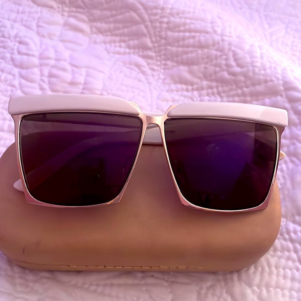 White square frame sunglasses fun in the sun😎